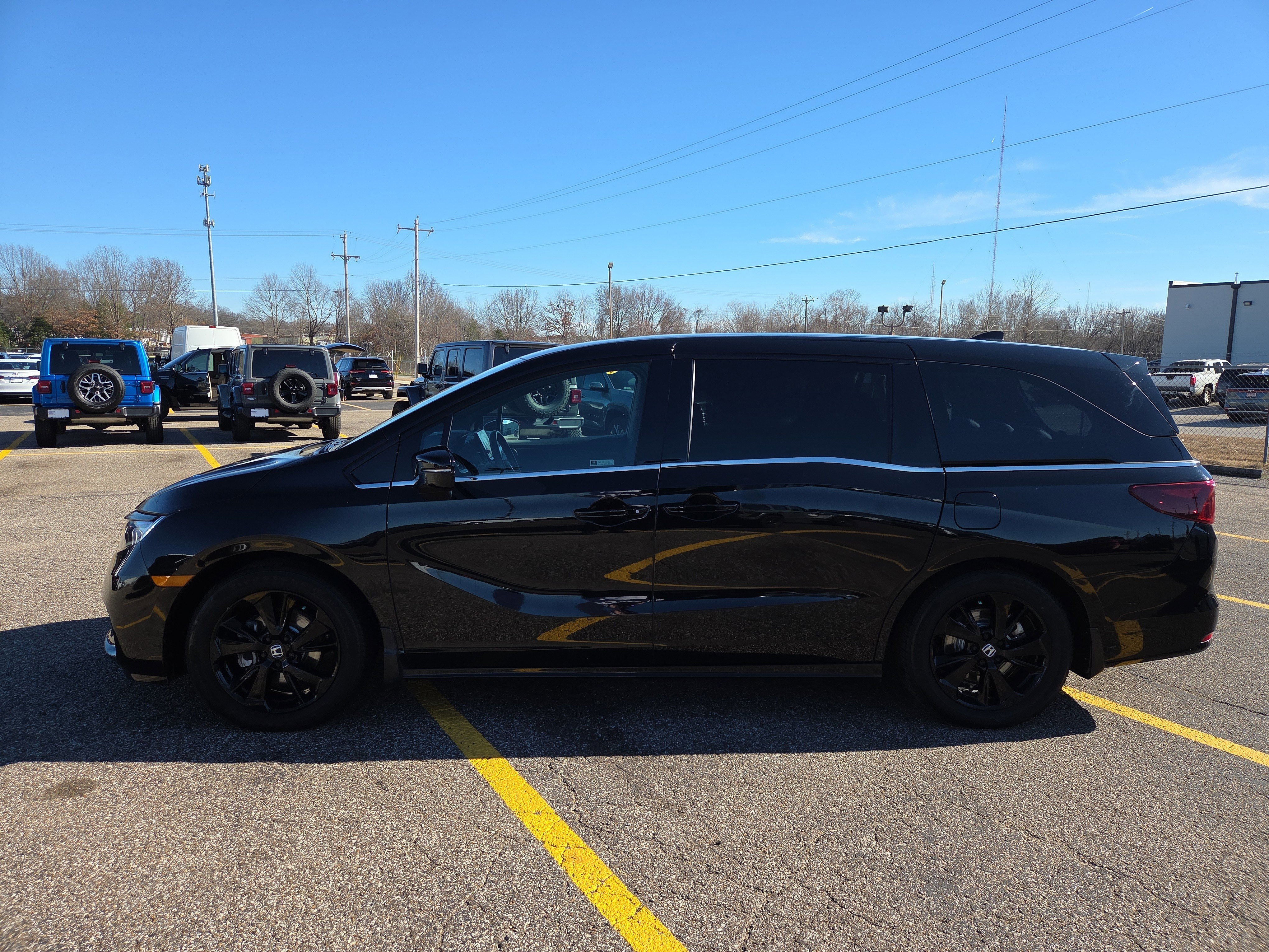 Used 2023 Honda Odyssey Sport image 2