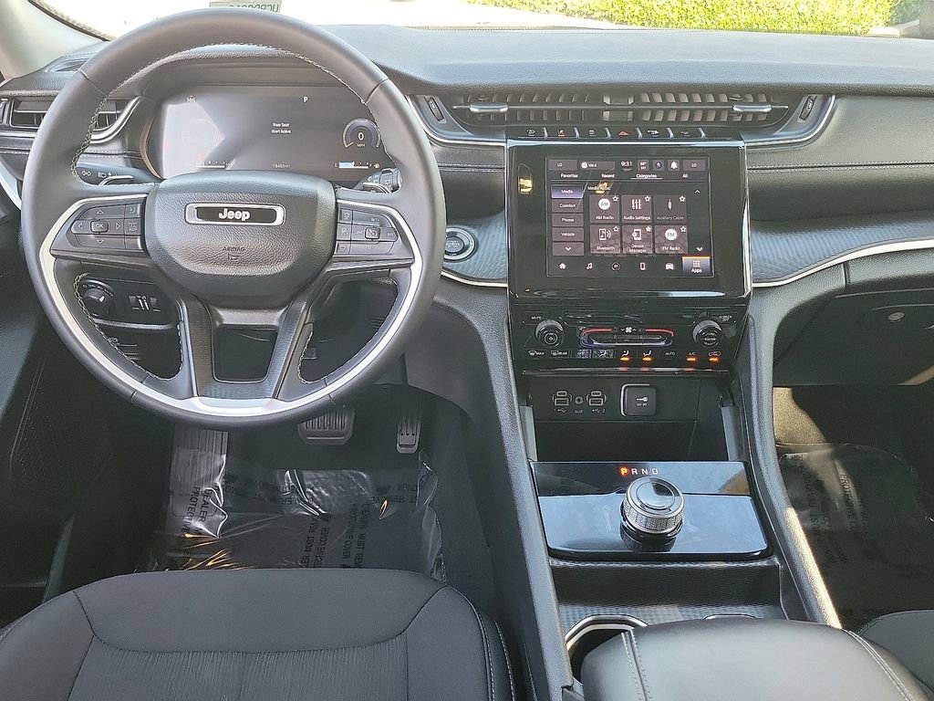 Used 2024 Jeep Grand Cherokee L Laredo image 4