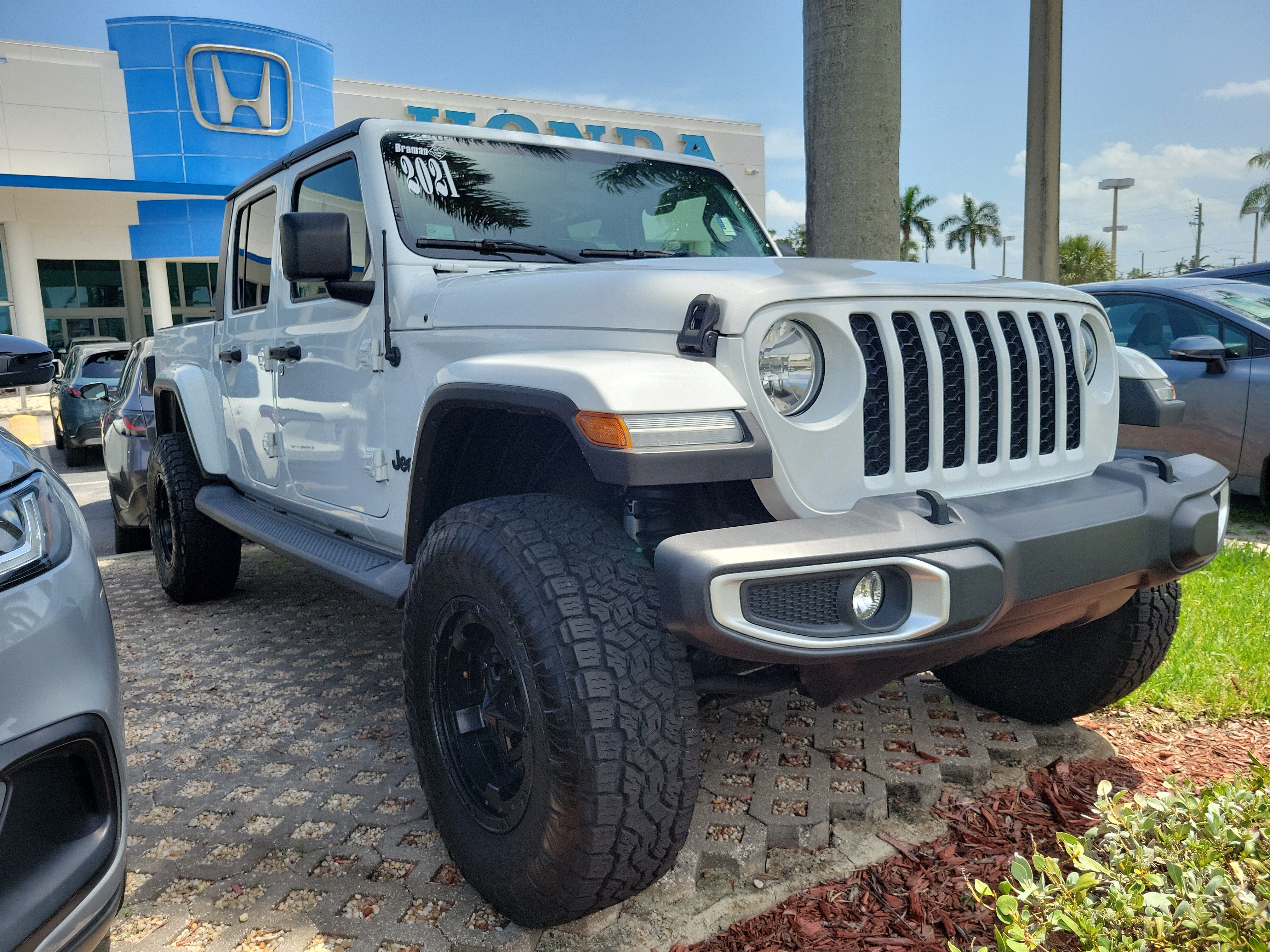 Used 2021 Jeep Gladiator Sport AWD/4WD image 2