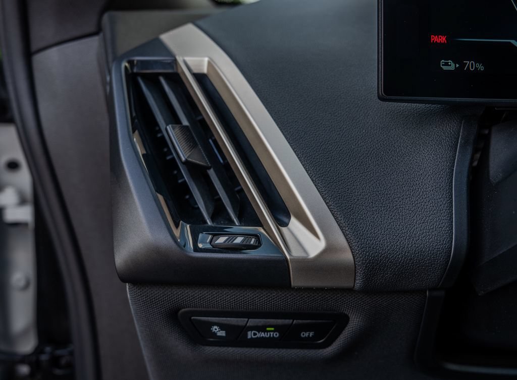 Used 2025 BMW iX xDrive50 w/ Premium Package AWD/4WD image 8