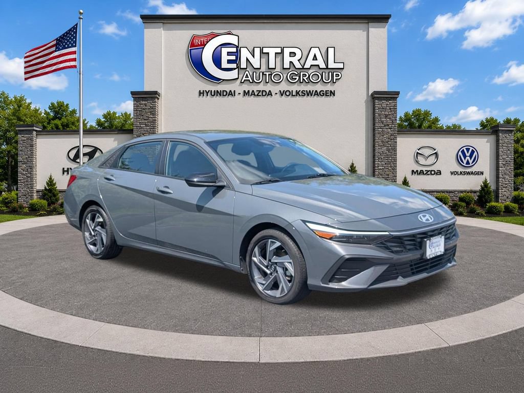 Certified 2025 Hyundai Elantra Sport FWD image 1