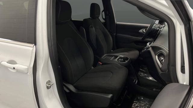Used 2024 Chrysler Pacifica Touring image 24