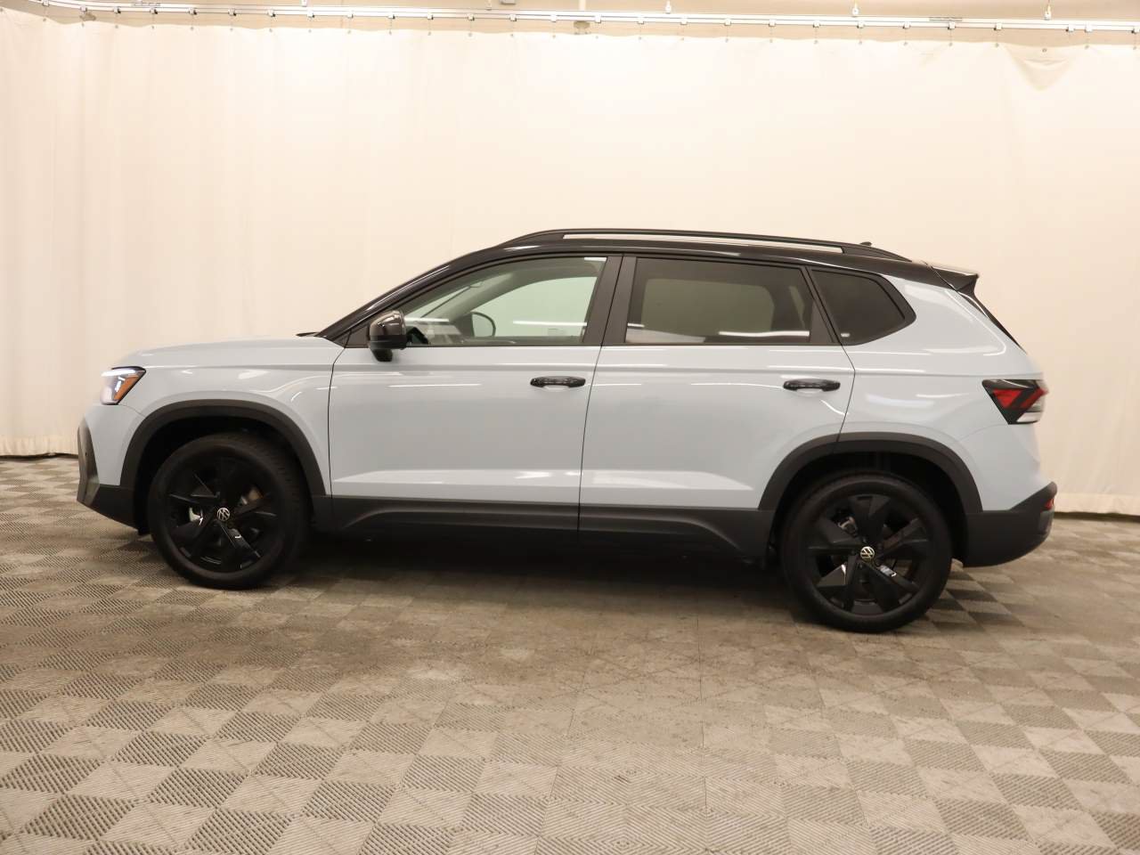 New 2026 Volkswagen Taos SE FWD image 2