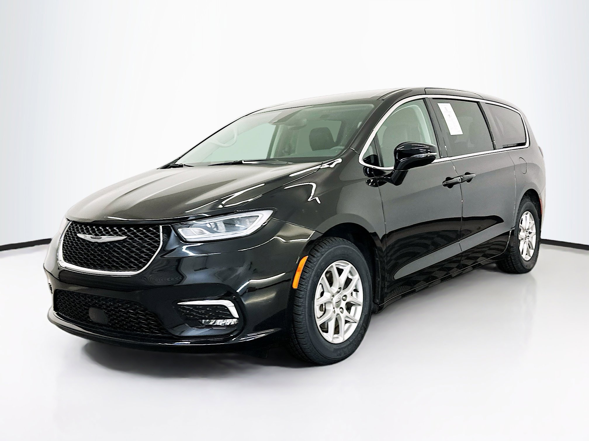 Used 2024 Chrysler Pacifica Touring-L image 3