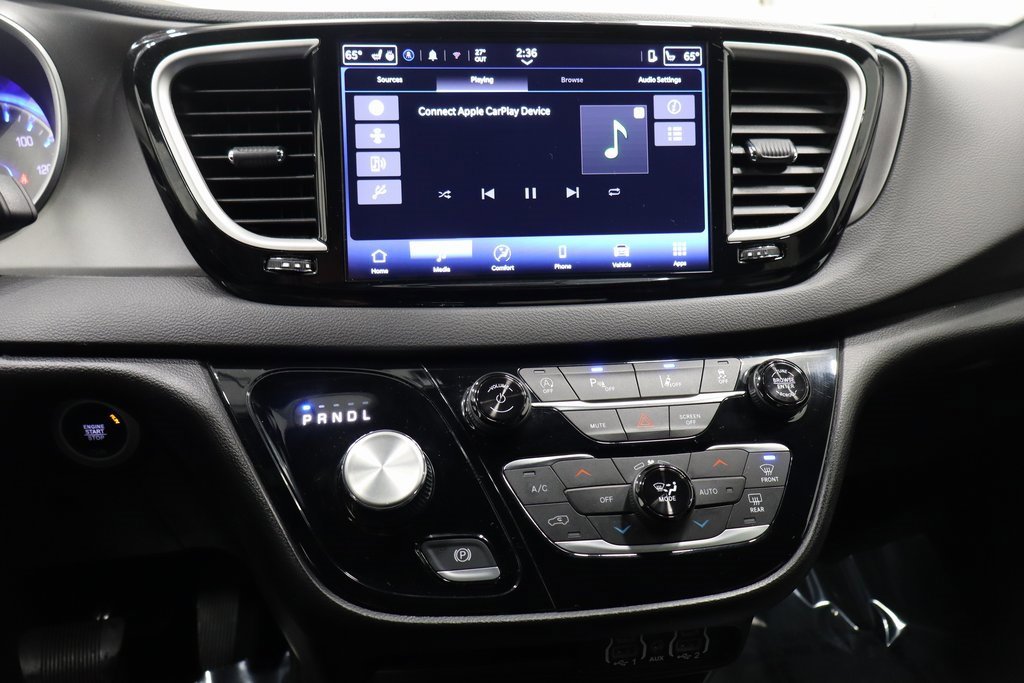 Used 2025 Chrysler Pacifica Select image 21