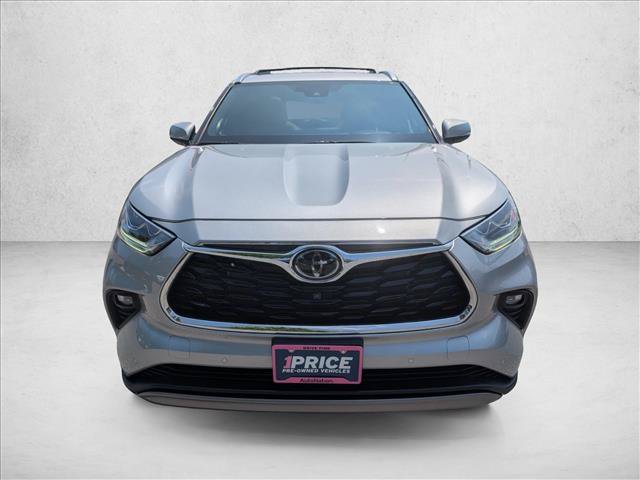 Used 2025 Toyota Highlander Platinum AWD/4WD image 2