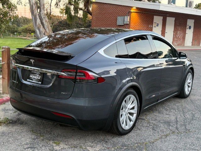 Used 2017 Tesla Model X 90D image 2