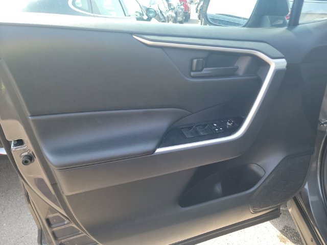 Used 2025 Toyota RAV4 LE AWD/4WD image 9