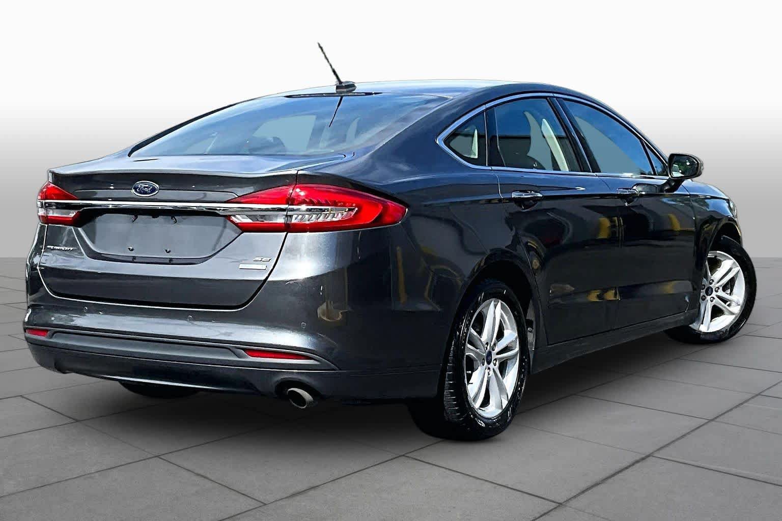 Used 2018 Ford Fusion SE w/ Fusion SE Technology Package FWD image 13
