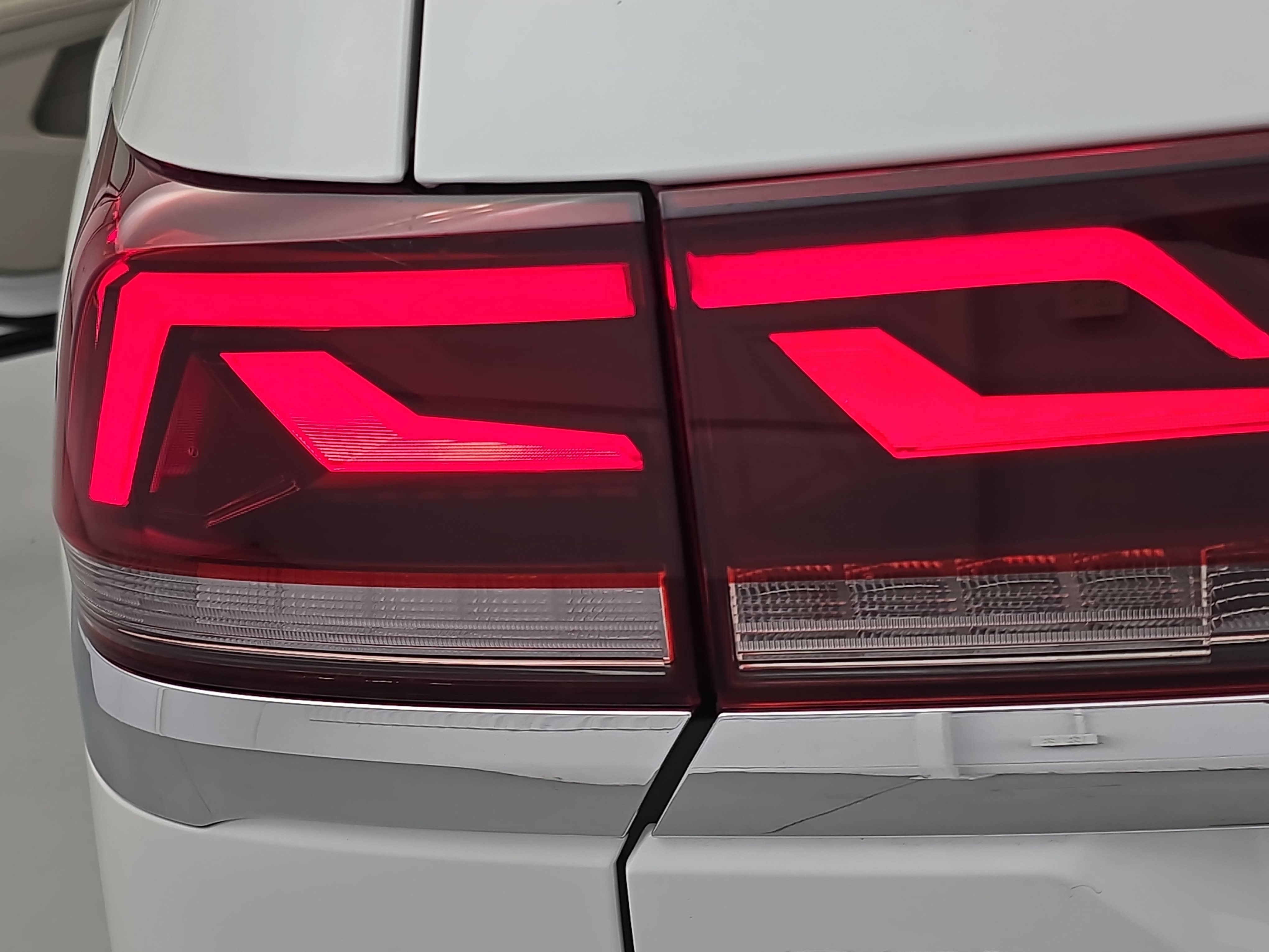 Certified 2024 Volkswagen Atlas SEL Premium R-Line AWD/4WD image 36