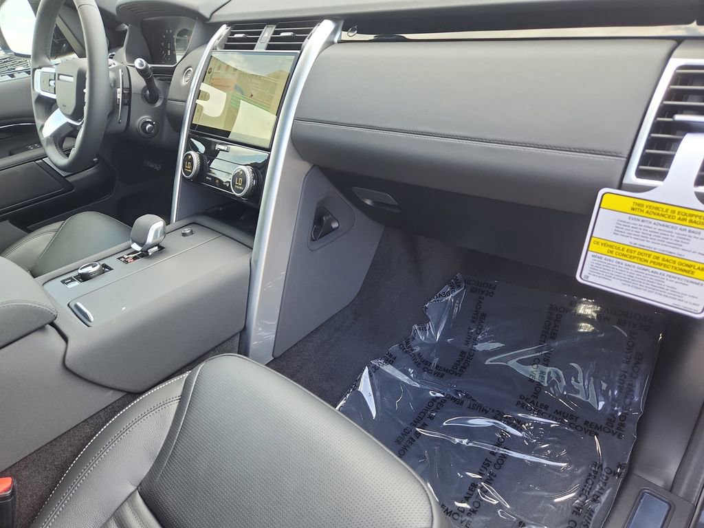 Certified 2025 Land Rover Discovery S AWD/4WD image 29