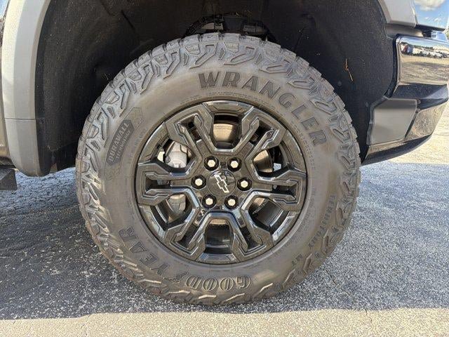 Used 2023 Chevrolet Silverado 1500 ZR2 w/ Technology Package AWD/4WD image 12