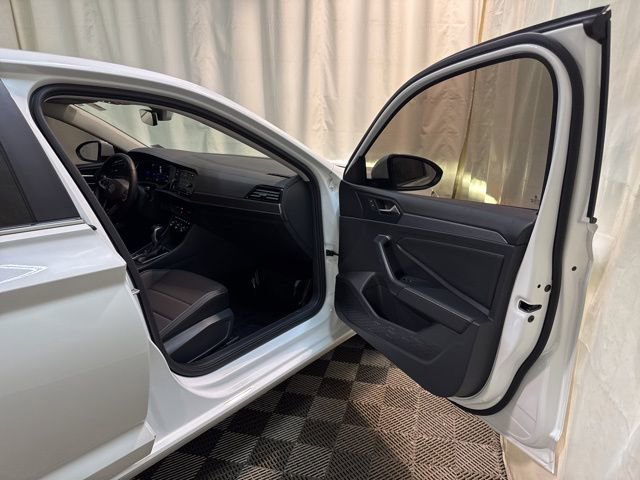 Certified 2024 Volkswagen Jetta SE image 33