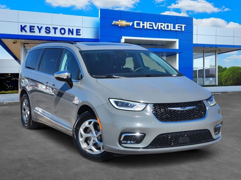 Used 2023 Chrysler Pacifica Limited image 1