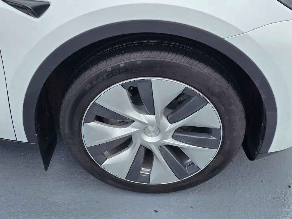 Used 2024 Tesla Model Y Long Range AWD/4WD image 9