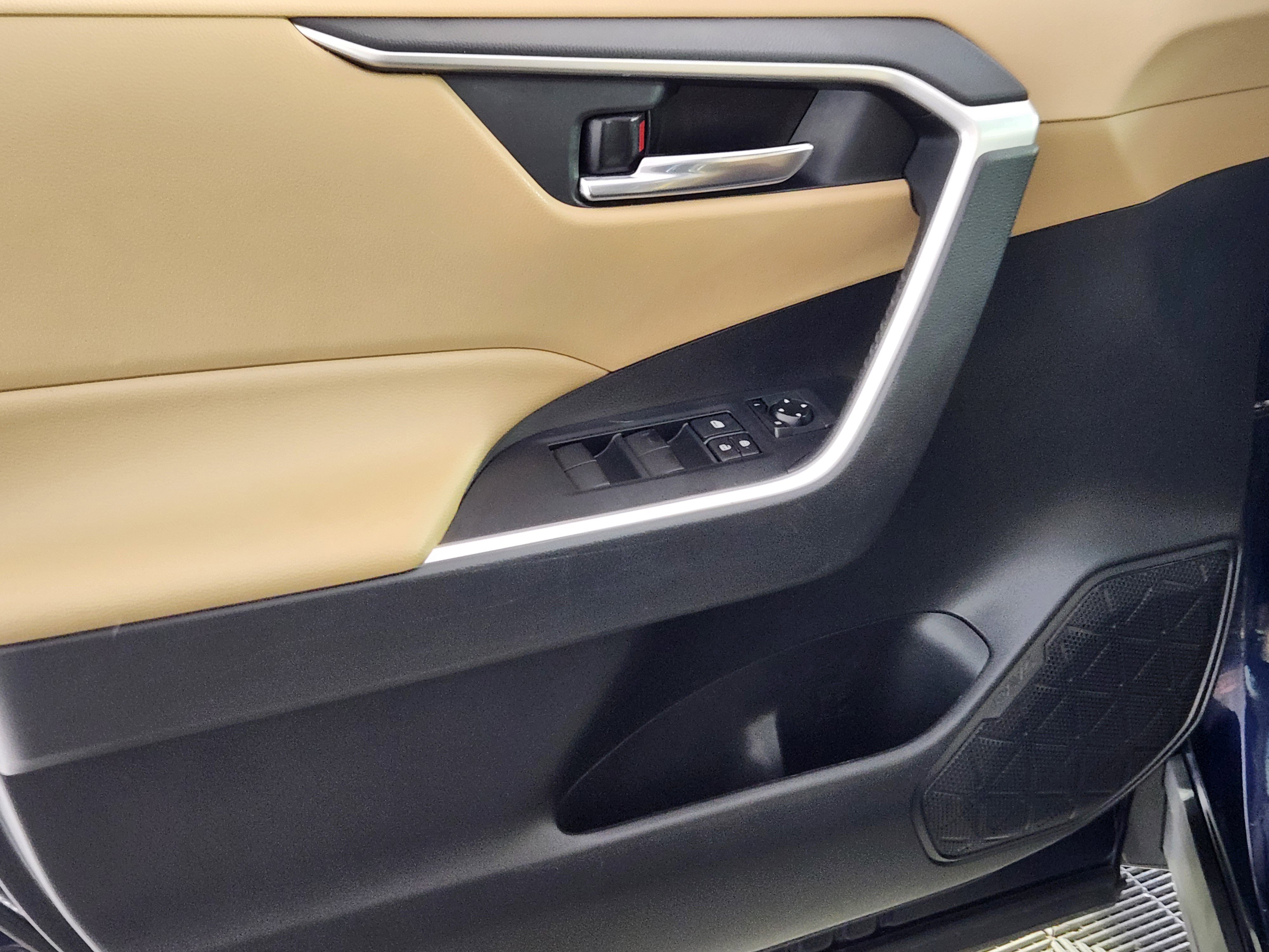 Used 2020 Toyota RAV4 XLE image 16