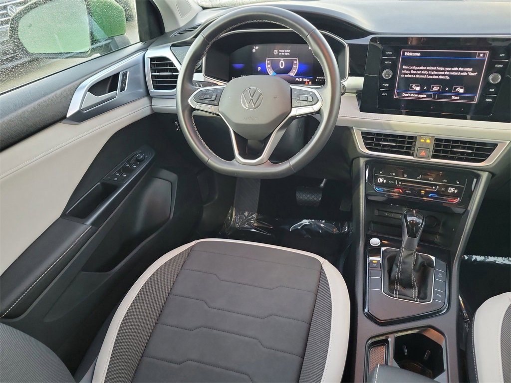 Used 2025 Volkswagen Taos SE w/ Black Wheel Package image 10