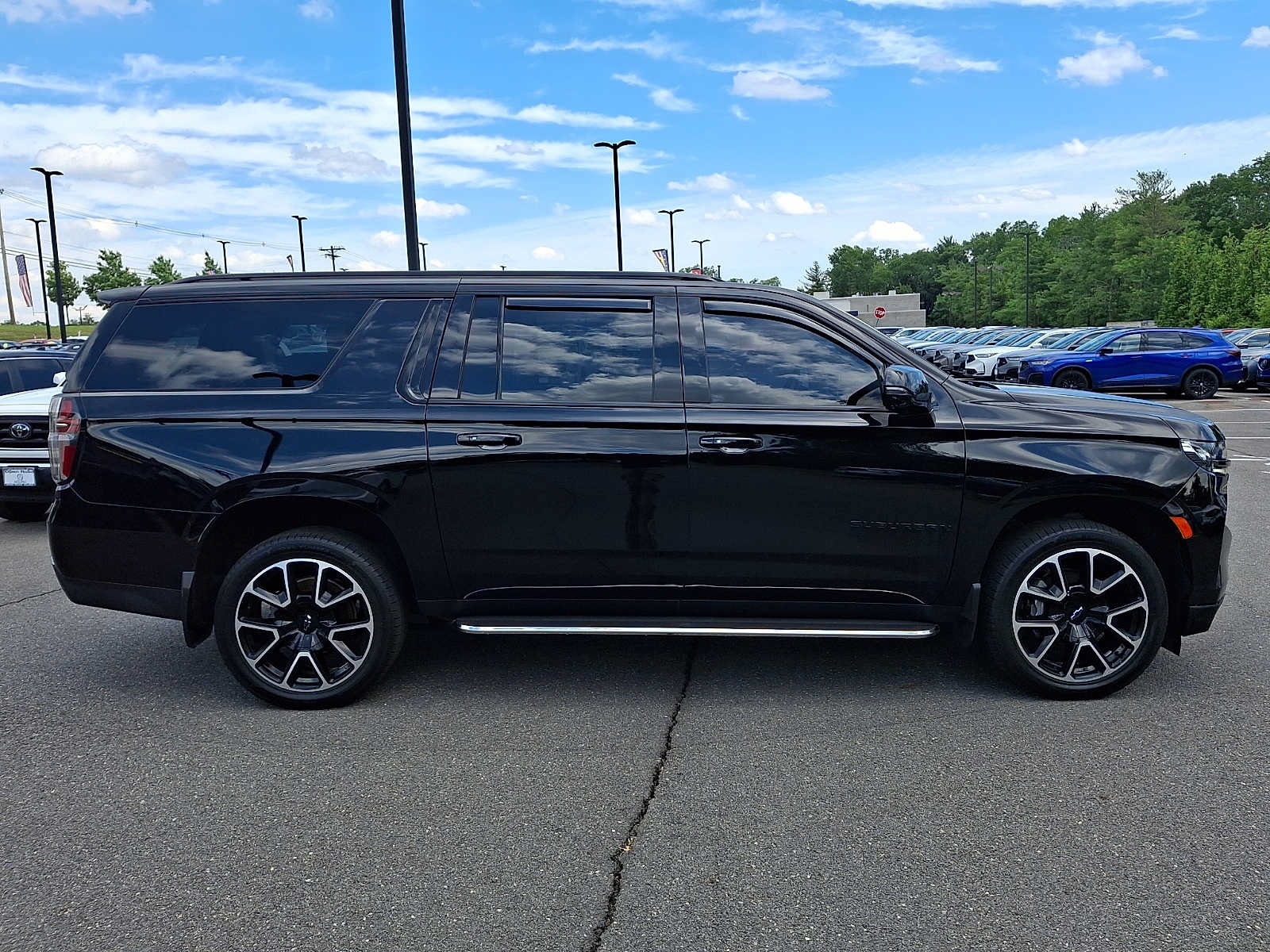 Used 2022 Chevrolet Suburban RST w/ Luxury Package AWD/4WD image 7