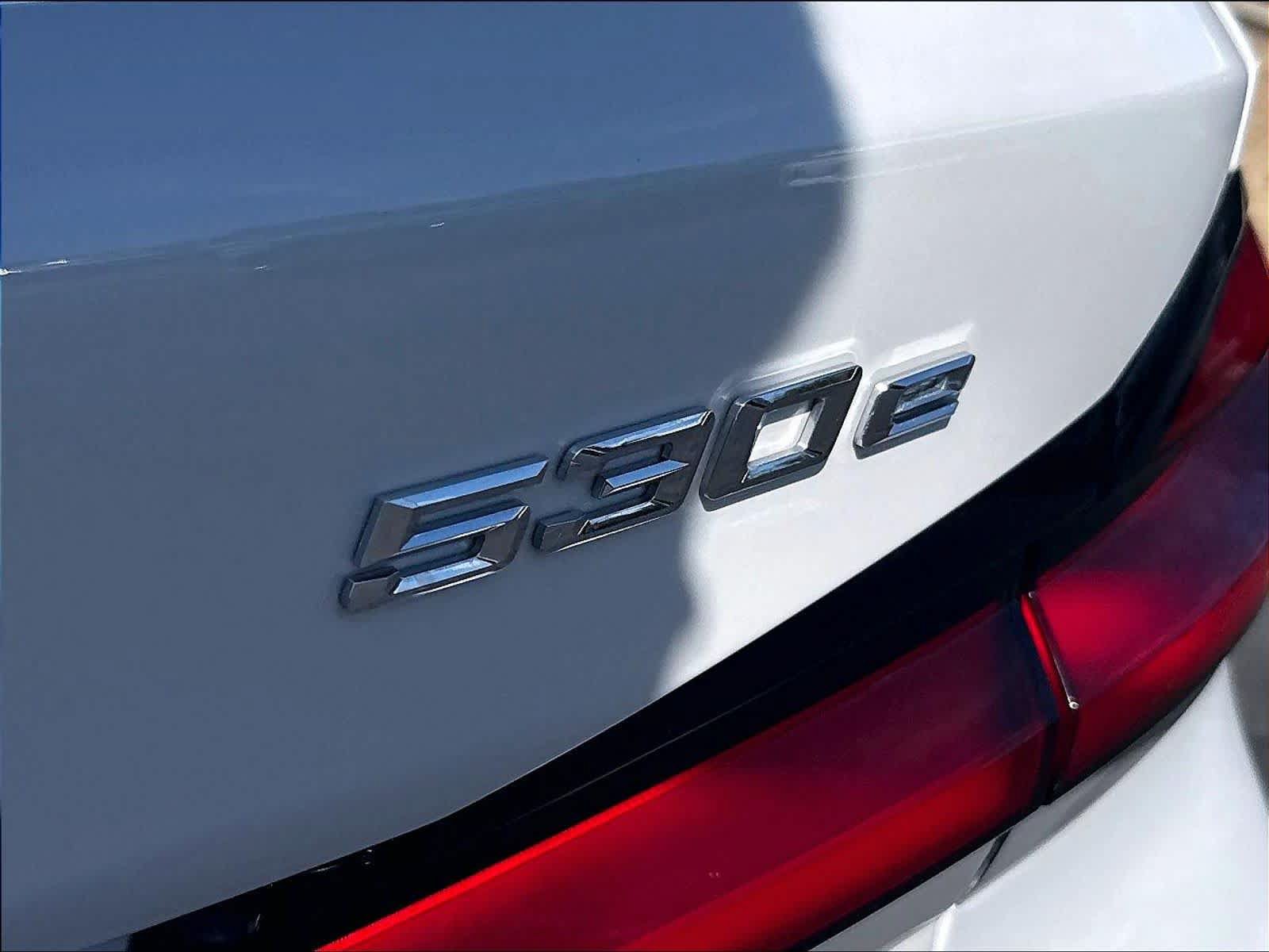 Used 2023 BMW 530e w/ Convenience Package RWD image 27