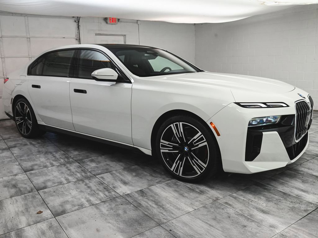 Used 2025 BMW 760i xDrive w/ Premium Package AWD/4WD image 3