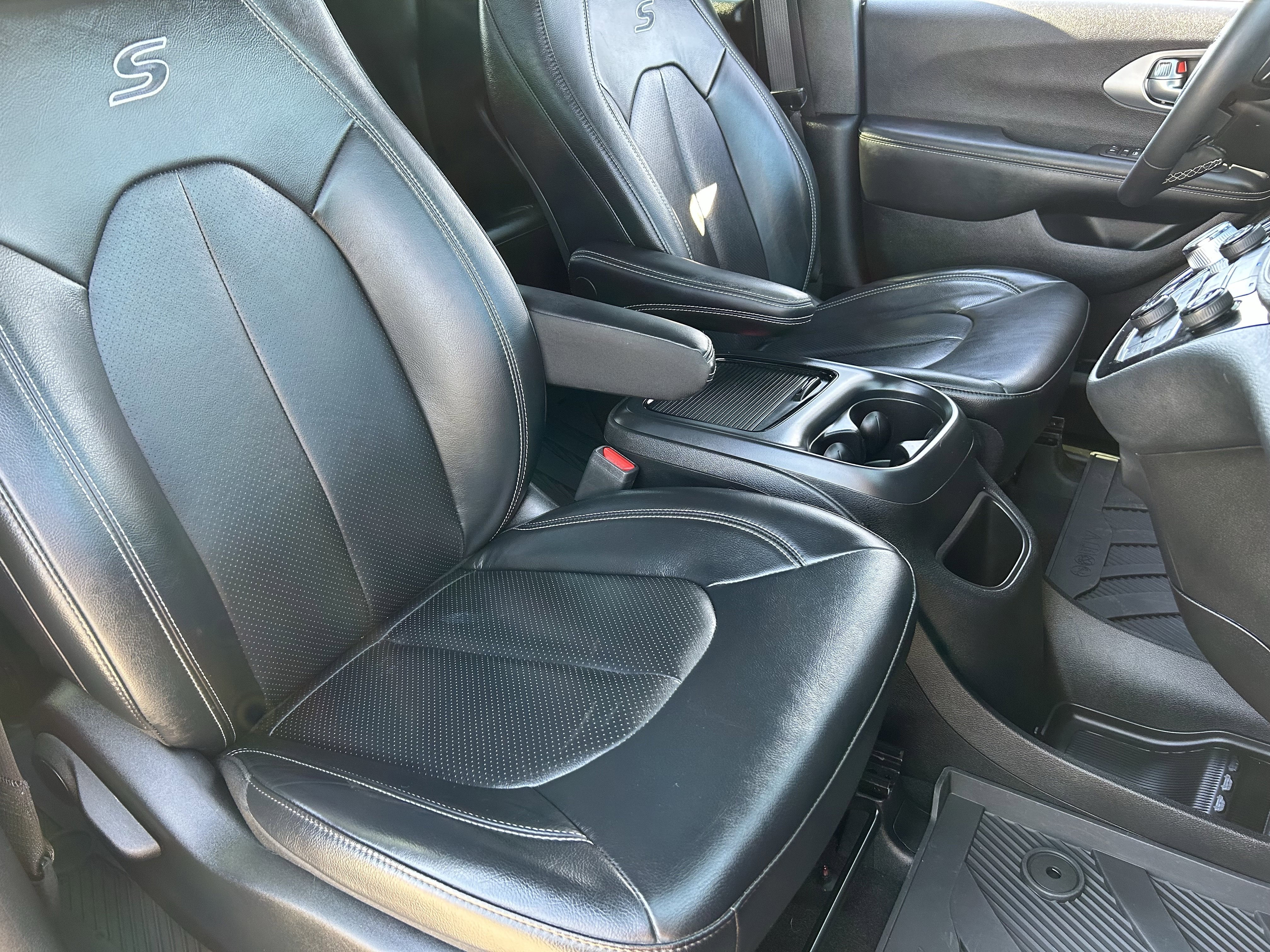 Certified 2022 Chrysler Pacifica Touring-L w/ S Appearance Package image 9