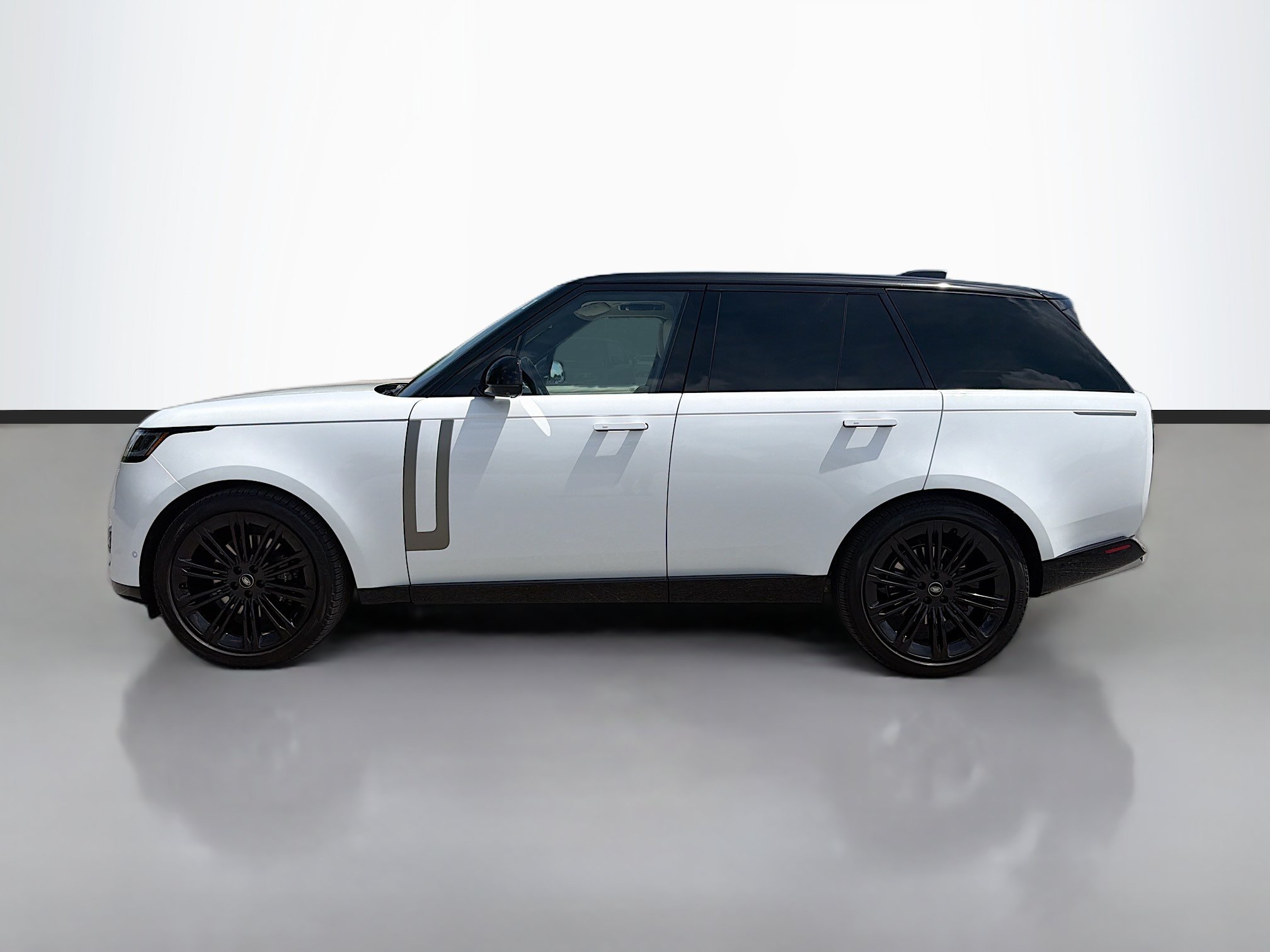 Used 2024 Land Rover Range Rover SE AWD/4WD image 2