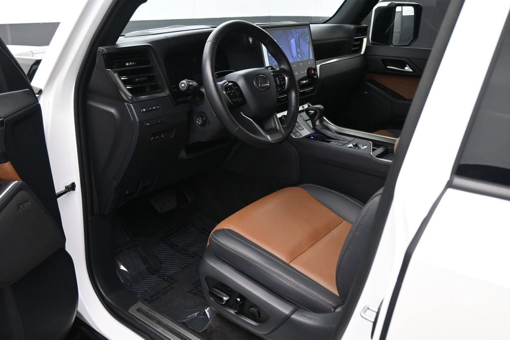 Used 2024 Lexus GX 550 w/ Accessory Package (2T) AWD/4WD image 2