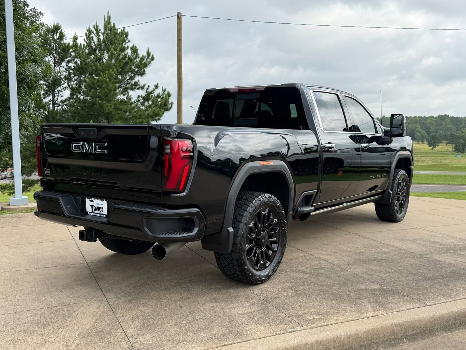 Used 2026 GMC Sierra 2500 Denali Ultimate w/ LPO, Black Badging Package AWD/4WD image 6