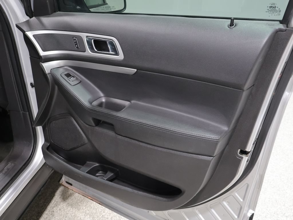 Used 2015 Ford Explorer XLT w/ Equipment Group 202A FWD image 21