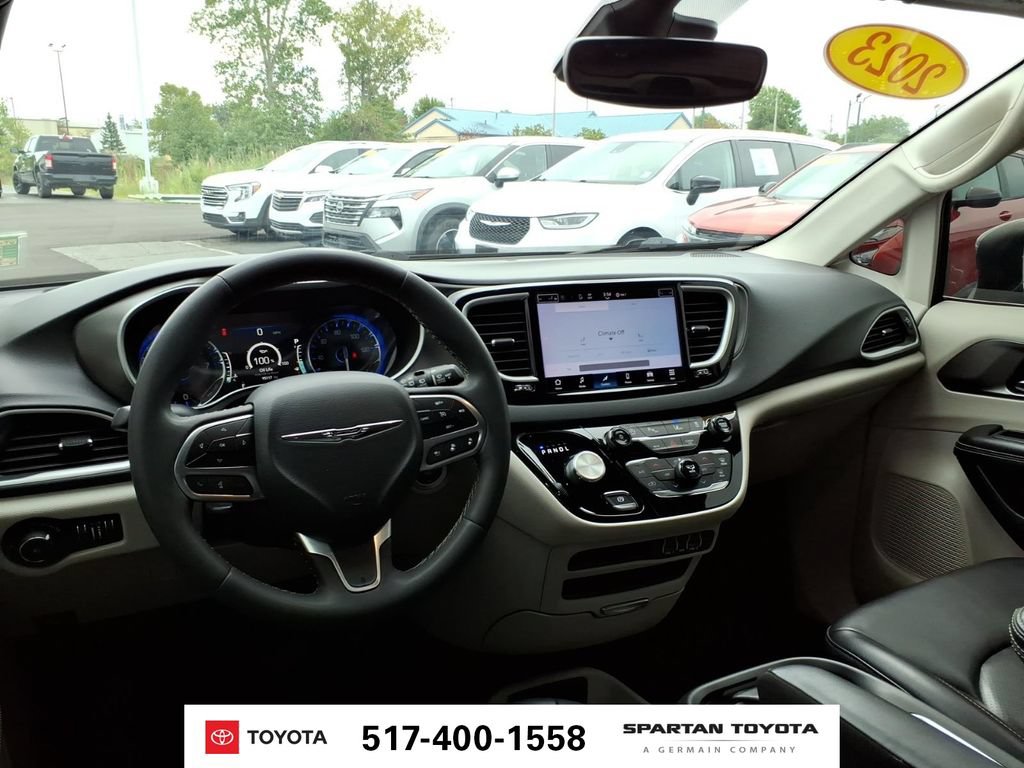 Used 2023 Chrysler Pacifica Touring-L FWD image 13