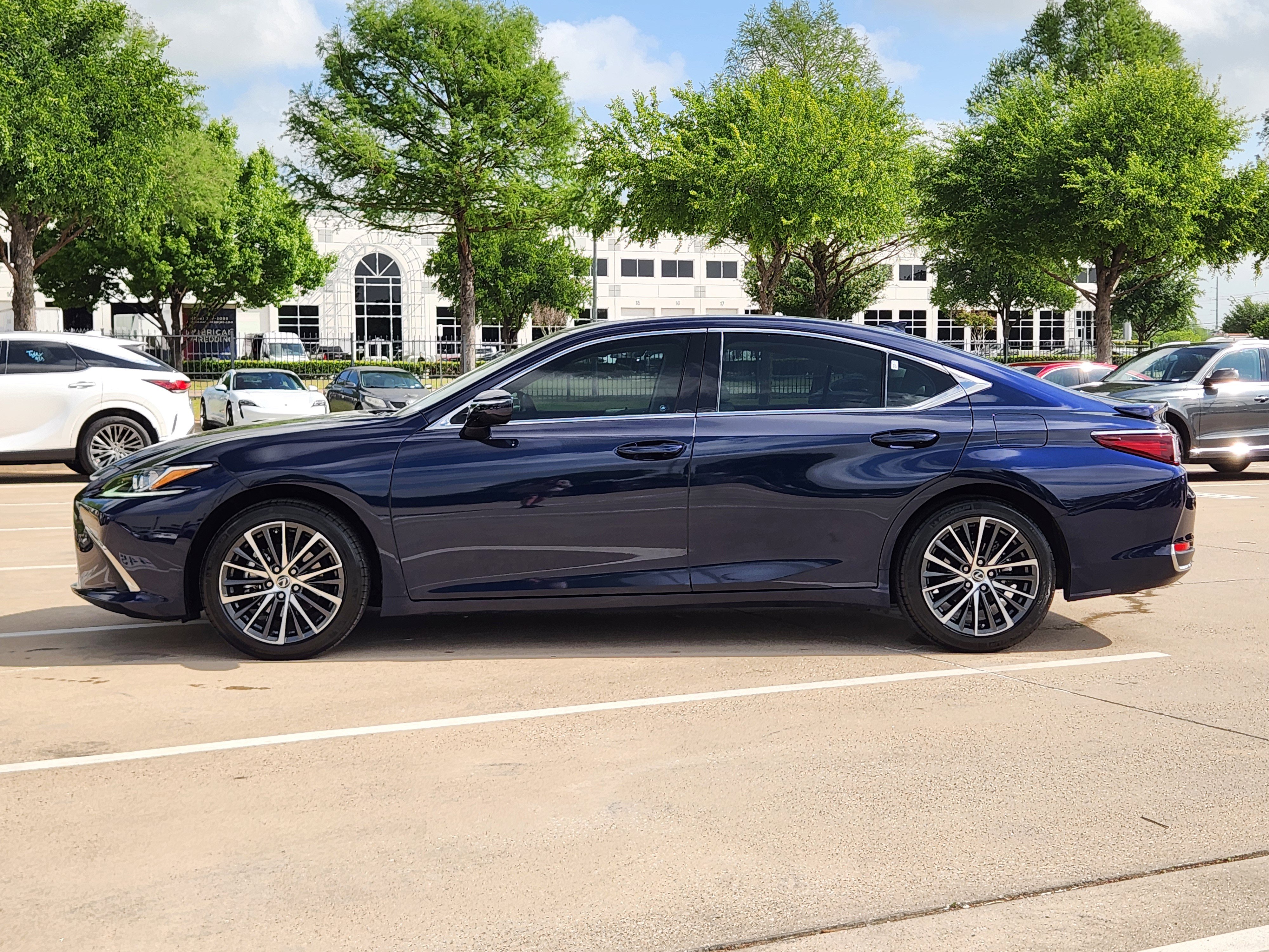 Used 2025 Lexus ES 300h w/ Premium Package image 3