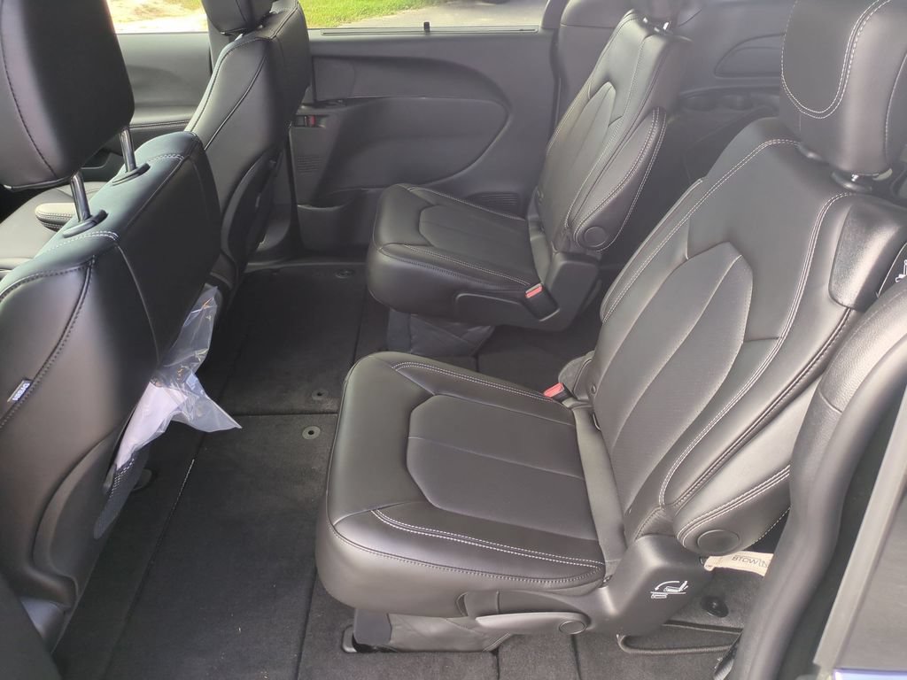 New 2027 Chrysler Pacifica Select FWD image 27