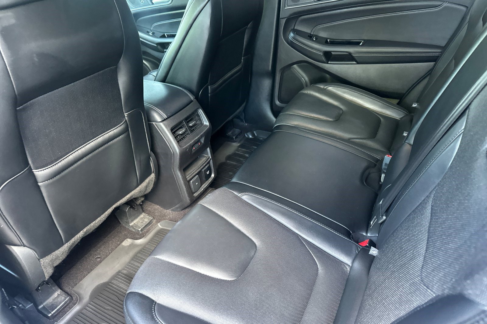 Used 2019 Ford Edge Titanium image 15