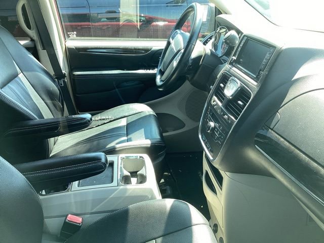 Used 2016 Chrysler Town & Country Touring FWD image 16