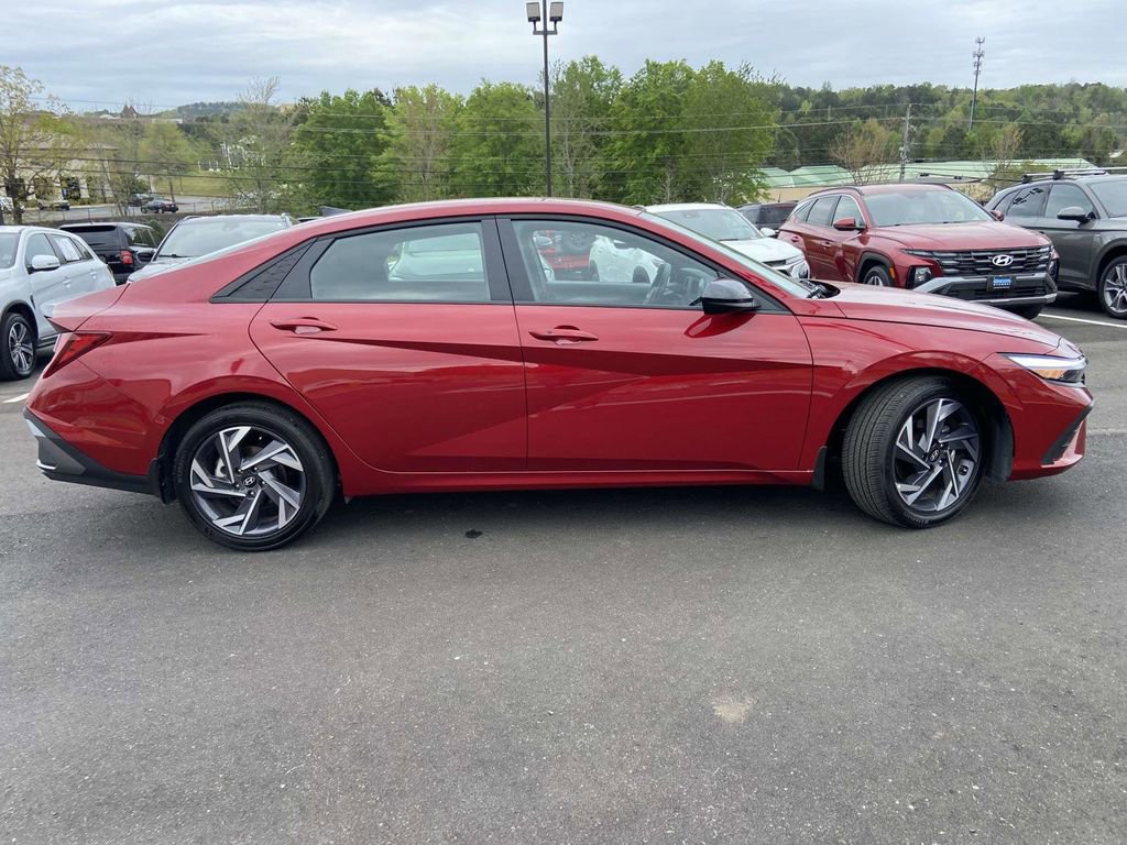 Used 2025 Hyundai Elantra Sport image 2