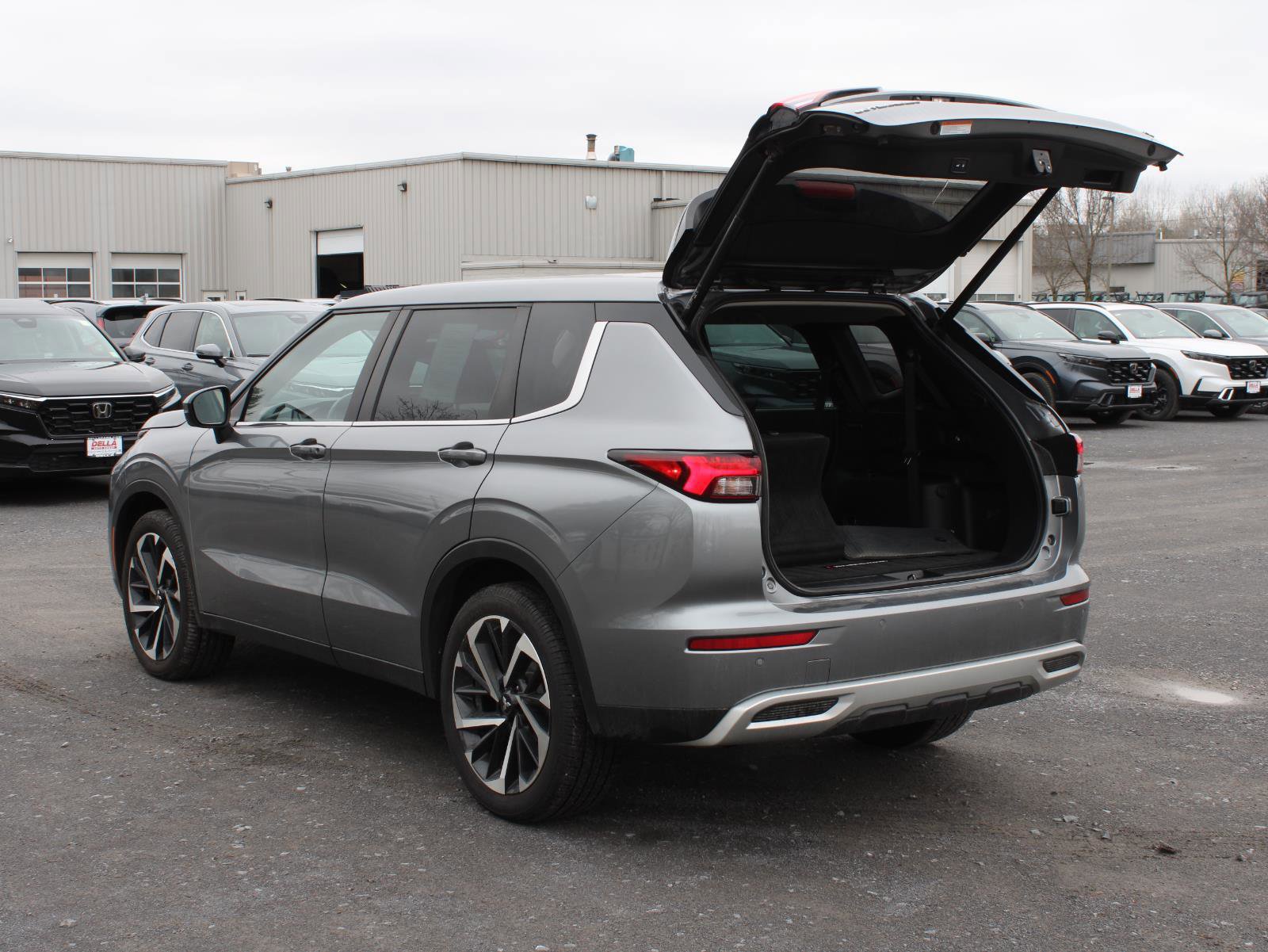 Used 2022 Mitsubishi Outlander SE image 7