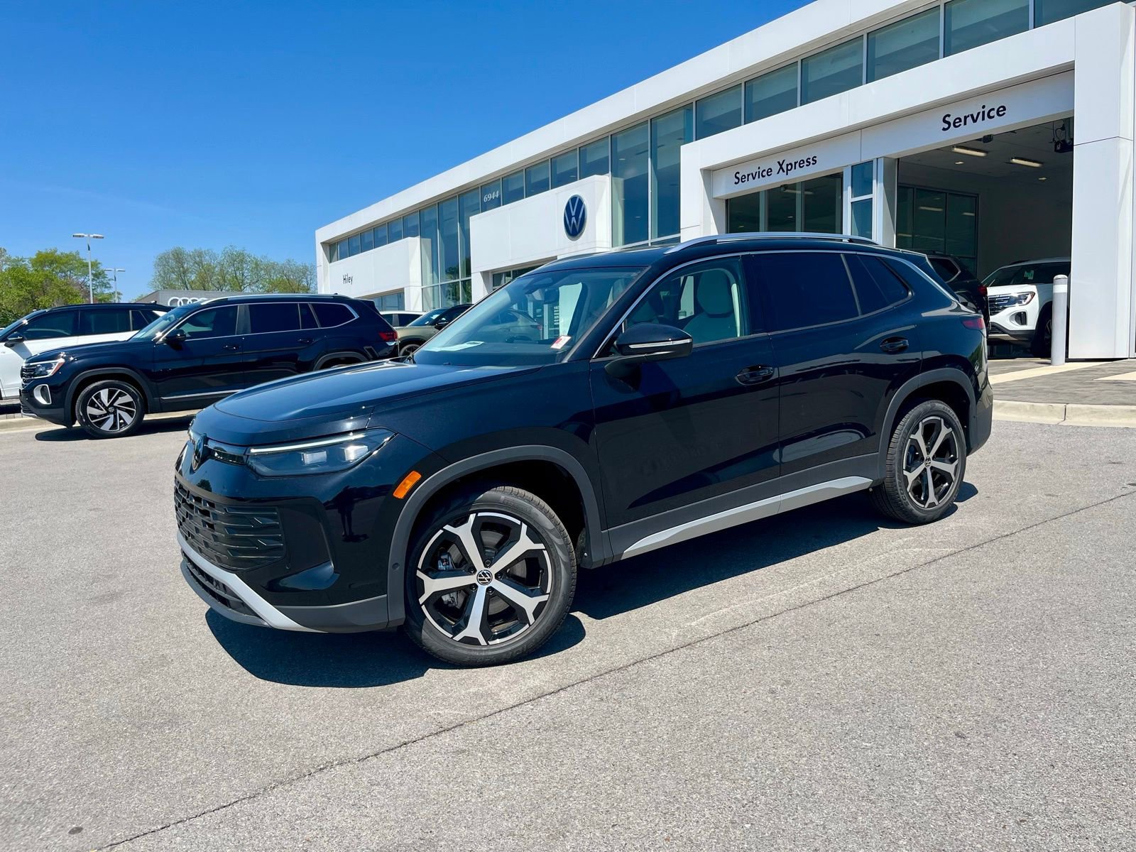 New 2026 Volkswagen Tiguan SE AWD/4WD image 1