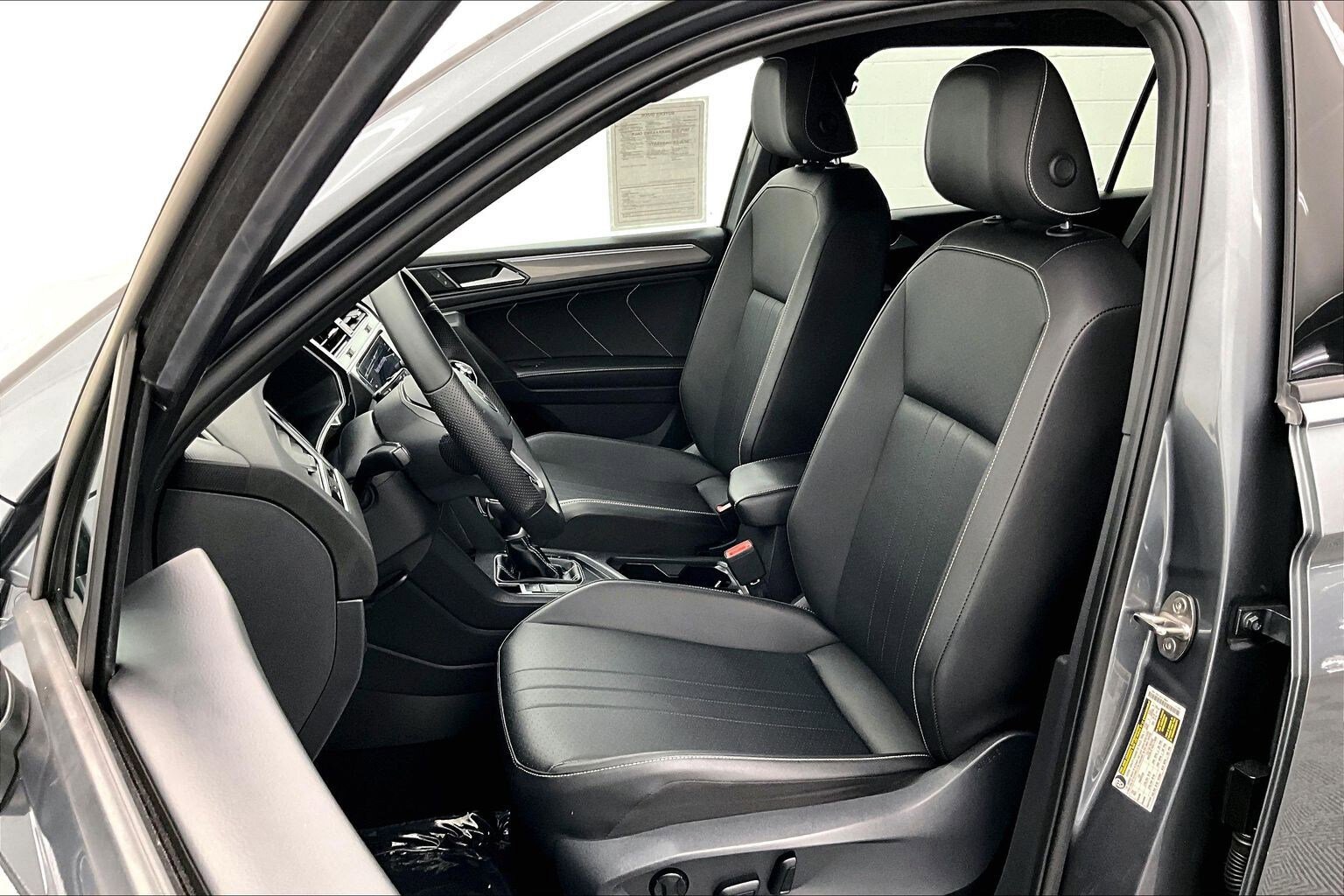 Used 2022 Volkswagen Tiguan SE R-Line FWD image 16
