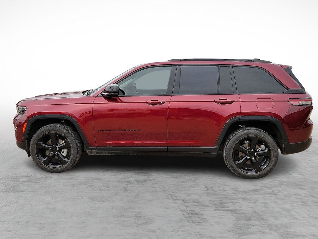 Used 2023 Jeep Grand Cherokee Limited w/ Black Appearance Package AWD/4WD image 6