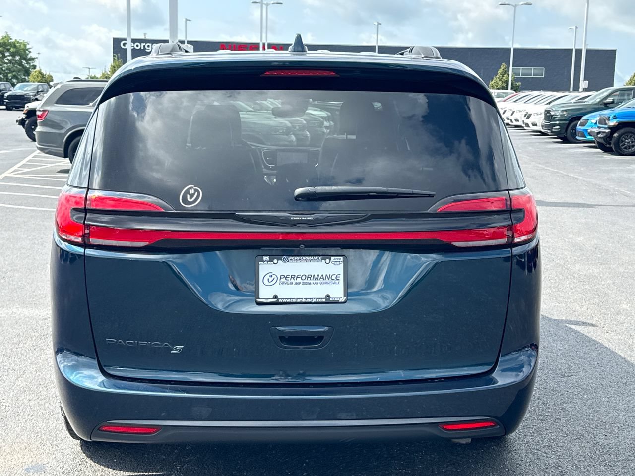 Used 2022 Chrysler Pacifica Touring-L w/ S Appearance Package FWD image 4