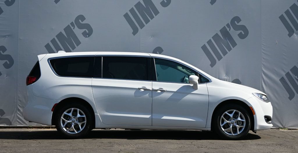 Used 2020 Chrysler Pacifica Touring w/ Tire & Wheel Group FWD image 4