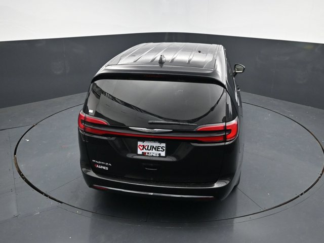 Used 2023 Chrysler Pacifica Touring-L FWD image 40