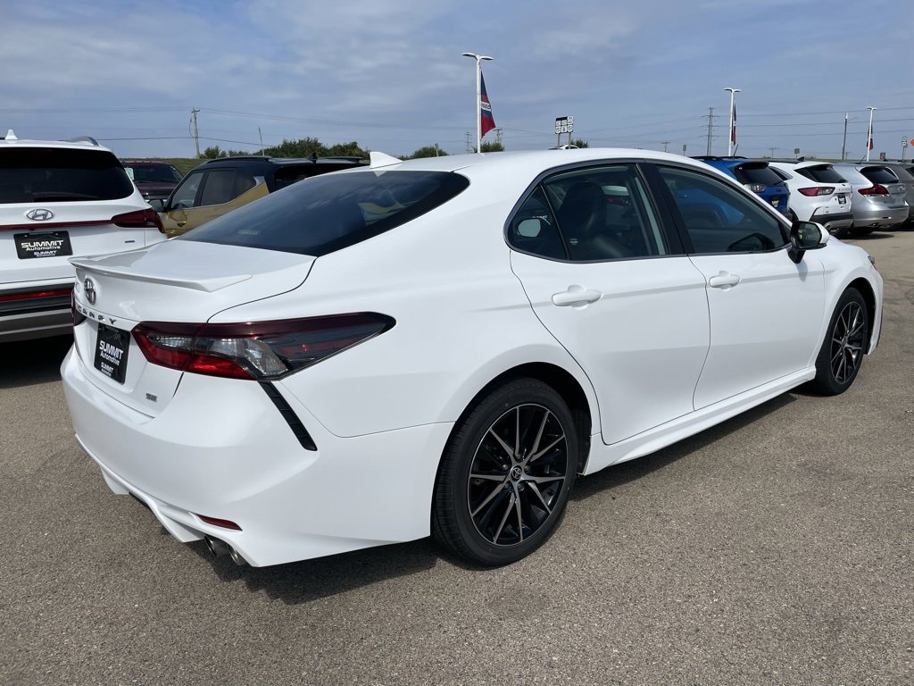 Used 2023 Toyota Camry SE image 4