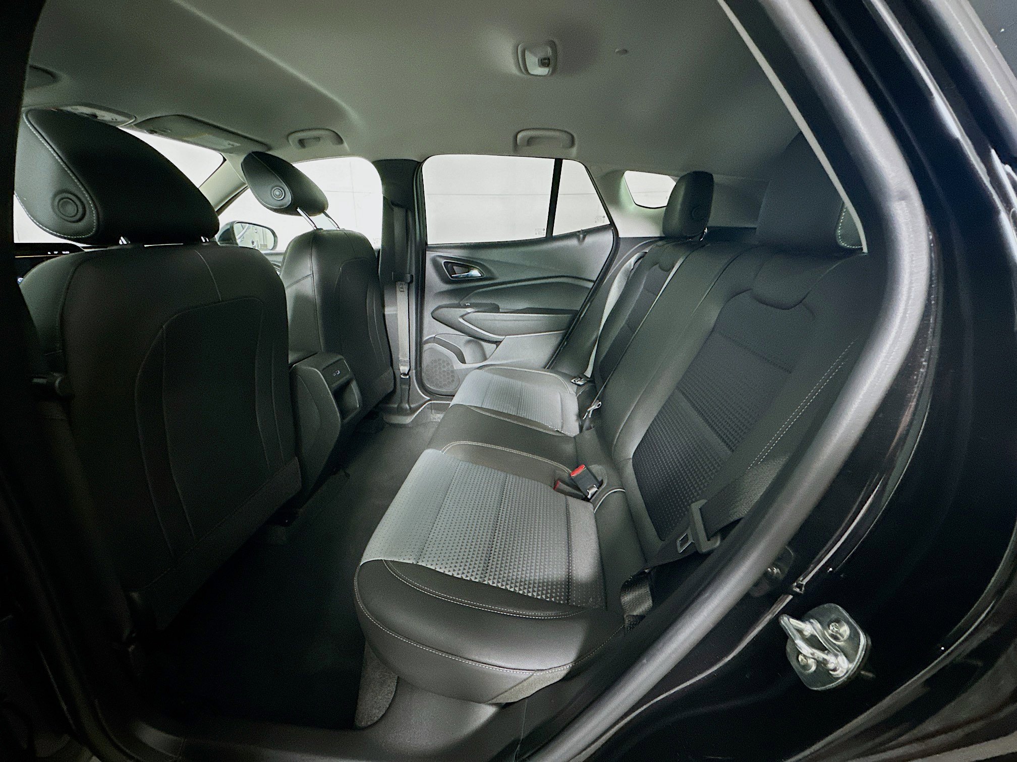 Used 2025 Chevrolet Trax LT w/ LT Convenience Package image 25