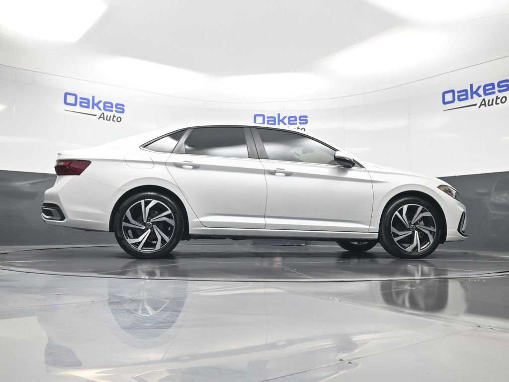 Used 2025 Volkswagen Jetta SEL image 41