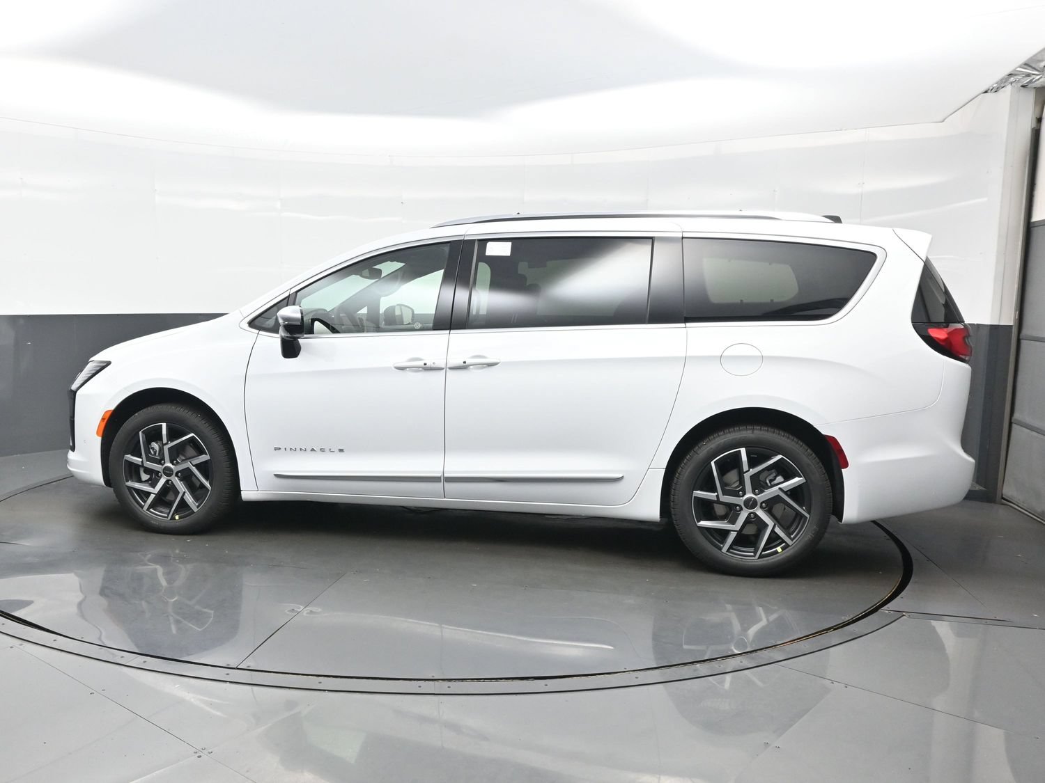 New 2027 Chrysler Pacifica Pinnacle w/ Theater Group AWD/4WD image 4
