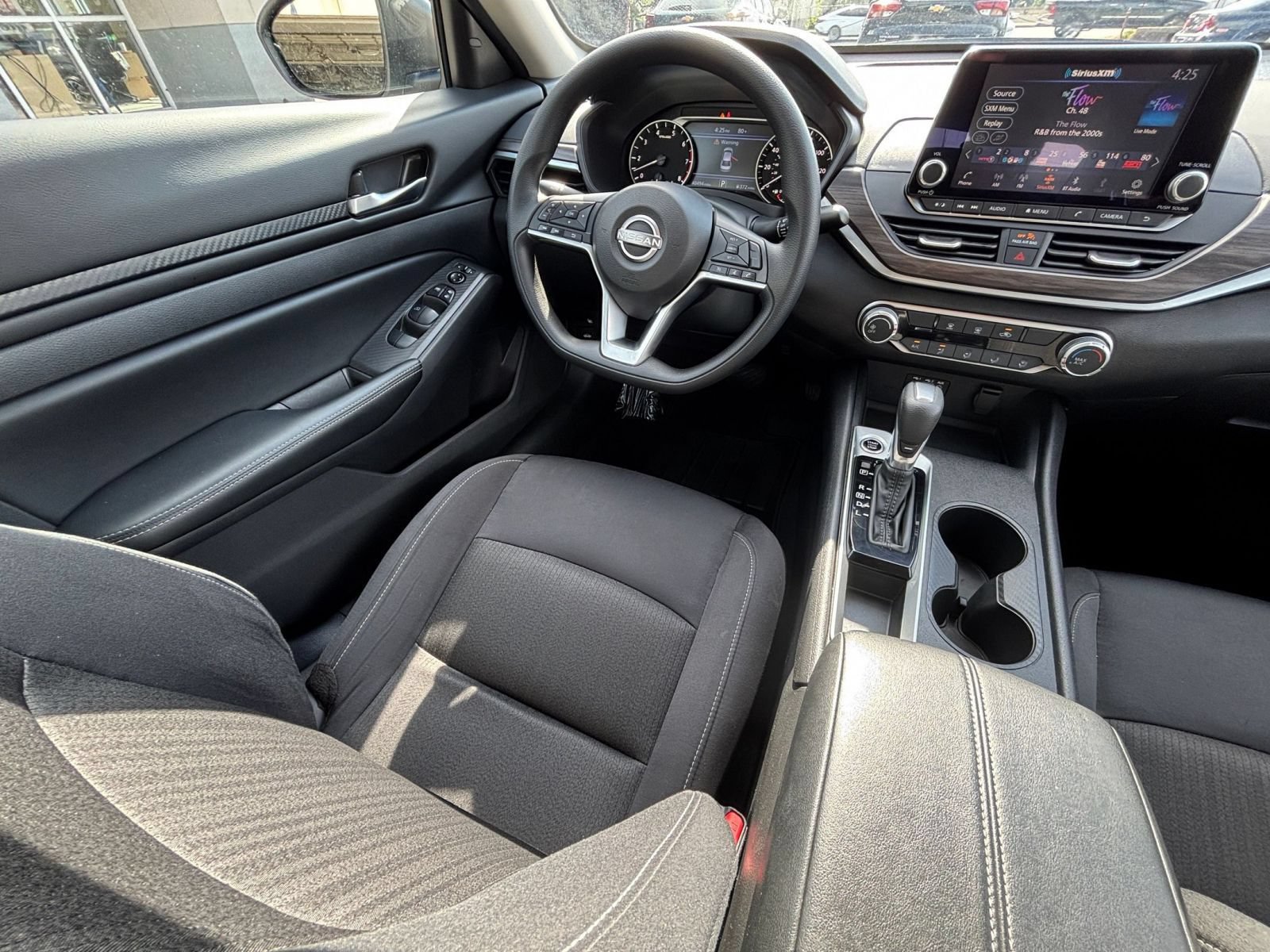Used 2025 Nissan Altima 2.5 SV FWD image 35