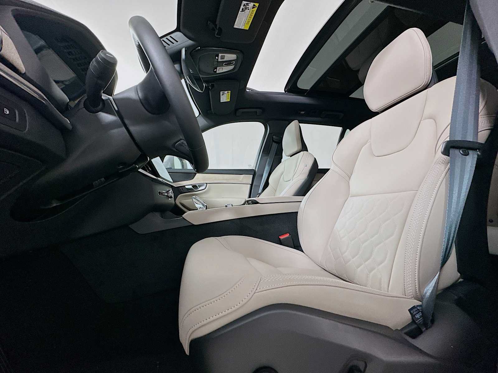 New 2026 Volvo XC90 T8 Plus w/ Protection Package Premier AWD/4WD image 18