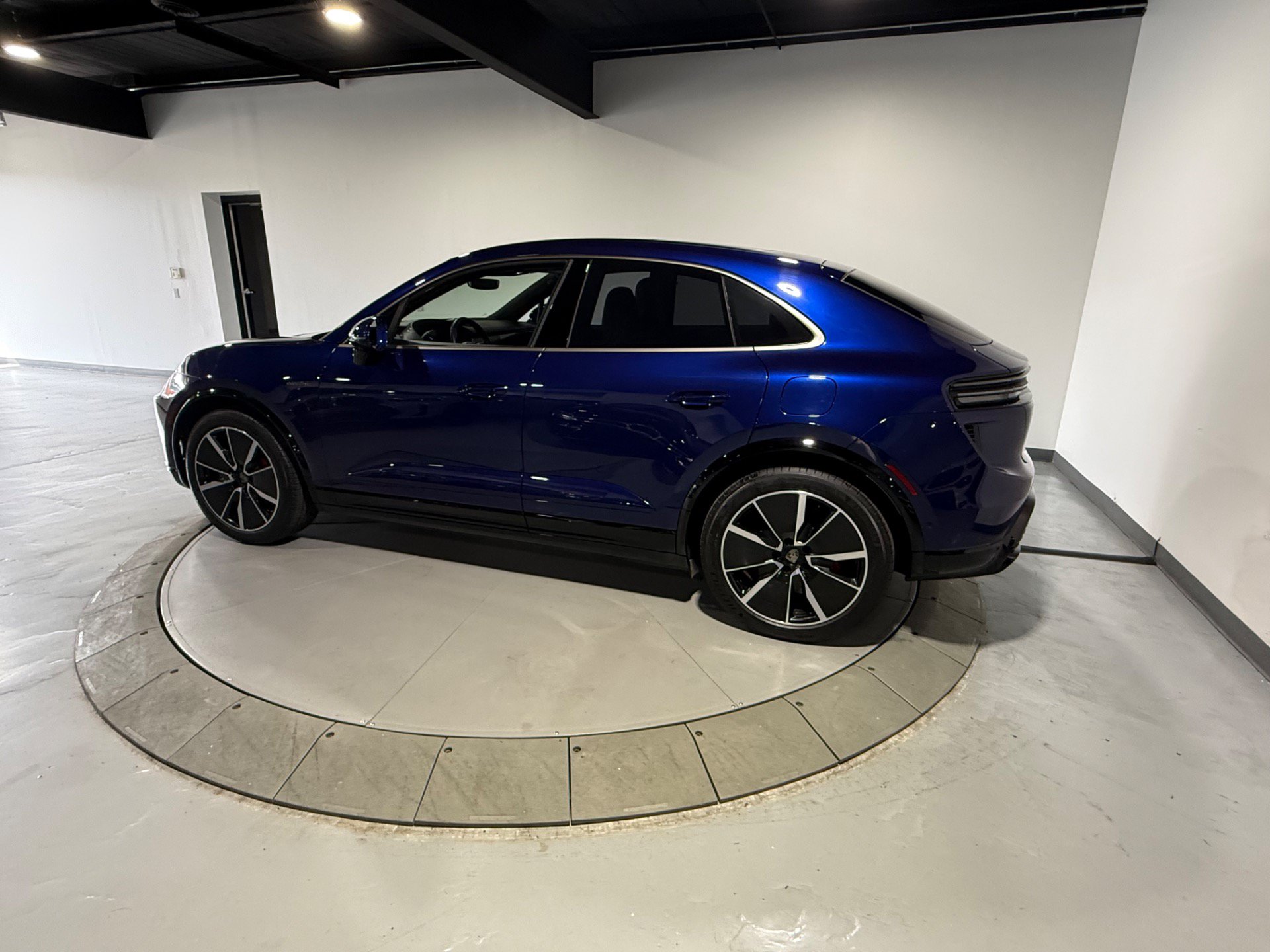 Used 2024 Porsche Macan Turbo Electric AWD/4WD image 6