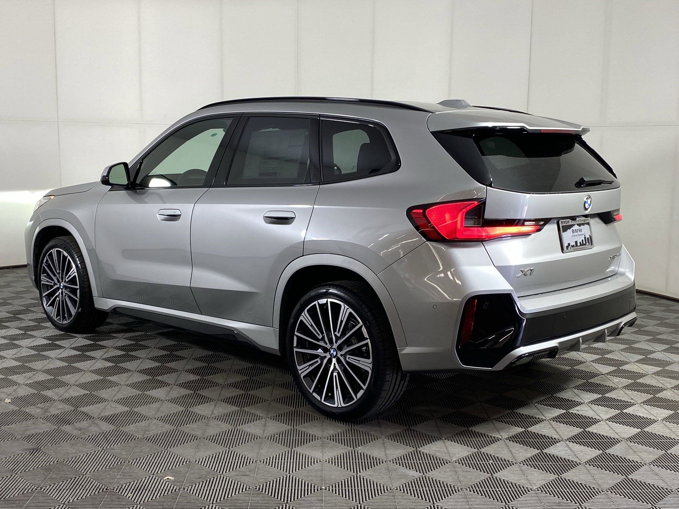 Used 2025 BMW X1 xDrive28i w/ Technology Package image 3